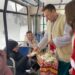 В електротранспорті Дніпра пасажирів пригощали солодощами на честь Різдва (ВІДЕО)