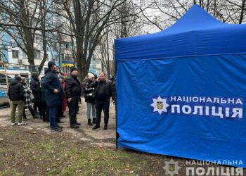 У районі, постраждалому внаслідок ракетної атаки, поліція розгорнула мобільний пункт прийому для звернень містян