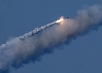 В небі над Дніпром збили ворожу ракету