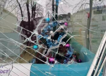 У Дніпрі новорічні ялинки “прикрасили” смітники поблизу понівечених ворожою ракетою будинків