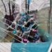 У Дніпрі новорічні ялинки “прикрасили” смітники поблизу понівечених ворожою ракетою будинків