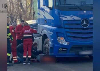 У Дніпрі пенсіонерка потрапила під колеса вантажівки