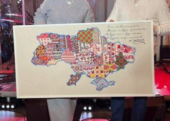 Мапу України дніпровської вишивальниці продали за 300 тисяч гривень, аби зміцнити нашу ППО