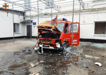 У Нікополі окупанти влучили безпілотником в автомобіль рятувальників