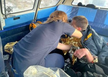 На Ломівському каналі врятували чоловіка, який провалився під кригу