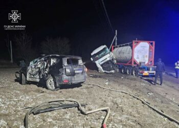 Потрійна ДТП у Петриківці: водія вирізали з понівеченого авто