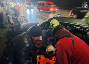 У Павлограді рятувальники деблокували дівчину з понівеченого авто