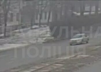 У Дніпрі автівка “втекла” від водія (ВІДЕО)