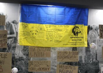 Вчора у Дніпрі відкрилася виставка “Україна чекає своїх героїв”