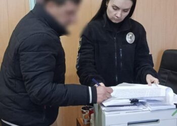 У П’ятихатках гість порізав кухонним ножем господаря будинку