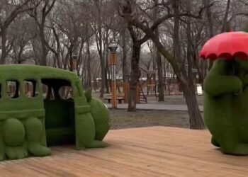 У Мережі показали казкові зелені скульптури у сквері Дніпра (ВІДЕО)