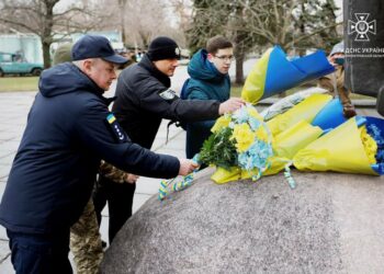У Дніпрі вшанували пам’ять Героїв Крут біля пам’ятника Дмитру Яворницькому