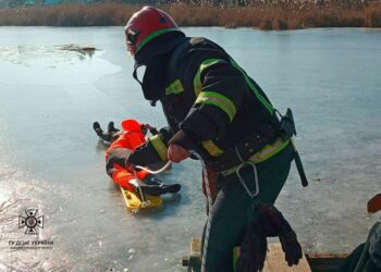 Смерть під кригою: у Апостоловому рятувальники дістали з водойми тіло 19-річного хлопця
