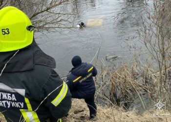 Під Дніпром з річки Оріль виловили легковик ВАЗ