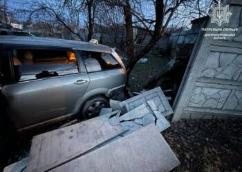 У Дніпрі п’яний водій на Cherry зніс паркан приватного будинку