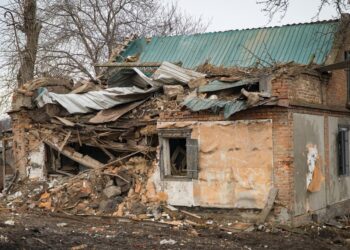 Син знайшов тіло матері на даху у сусідів: моторошні історії про наслідки ракетного удару по Дніпру