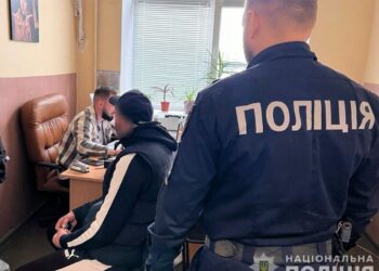 Тримайте сумки міцніше: на вулиці Дніпра грабіжник вихопив сумку з документами та гаманцем у перехожого