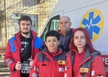 Бригада «швидкої» врятувала у Нікополі життя чоловіку, який випав з вікна п’ятого поверху