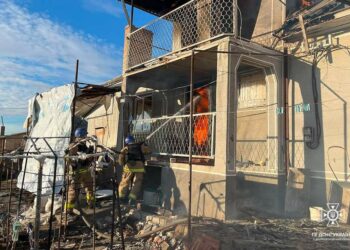 БПЛА влучив у будинок: у Нікополі виникла пожежа через атаку дронів