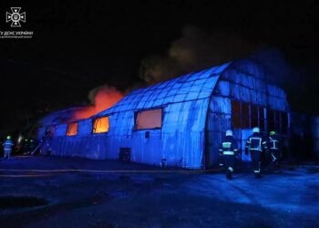 Масштабна пожежа на Лівобережному-3: спалахнув ангар з автобусами