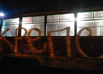 Битва транспортників та графітерів: у Кривому Розі хулігани зупинили трамвай і розмалювали його