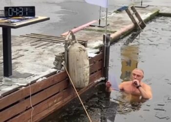 Криворіжець цілих 30 хвилин стояв у крижаній воді, аби встановити новий рекорд (ВІДЕО)