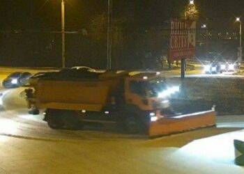Комунальники виїхали на дороги міста та закликають не заважати їхній роботі