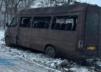 Прокуратура показала фото маршрутки, яку перевернуло вибуховою хвилею у Новомосковську
