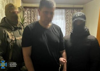 У Дніпрі СБУ затримала посадовця Укрзалізниці, який наводив ворожі ракети на військові ешелони (ВІДЕО)