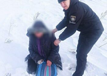 На Дніпропетровщині поліцейський врятував людей, які замерзали у полі
