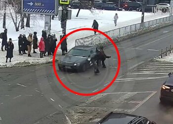 Біля «Нового центру» у Дніпрі Mercedes збив чоловіка (ВІДЕО 18+)