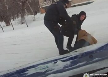Поліцейський врятував від загибелі дідуся, який замерзав на снігу (ВІДЕО)