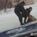 Поліцейський врятував від загибелі дідуся, який замерзав на снігу (ВІДЕО)