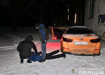 У Дніпрі по “гарячих слідах” зловили двох злодіїв, які пограбували “багатий” будинок