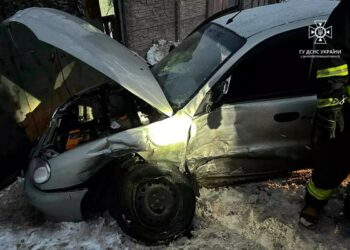 Водія вирізали з понівеченого салону: у Дніпрі сталася ДТП з мікроавтобусом та легковиком