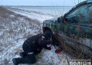 Герої дня: на Дніпропетровщині два поліцейських допомогли військовим, які потрапили в ДТП