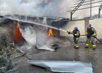 Пожежа внаслідок ворожого обстрілу виникла у Нікополі