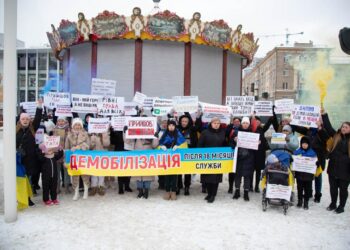 У Дніпрі дружини та рідні військовослужбовців провели мирний пікет із вимогою  демобілізації