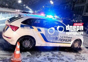Нічне затримання на Перемозі: нетверезі чоловіки у військовій формі влаштували сутичку з патрульними, яка завершилась погонею та ДТП
