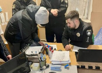 У Дніпрі банда молодиків пограбувала 20-річного хлопця