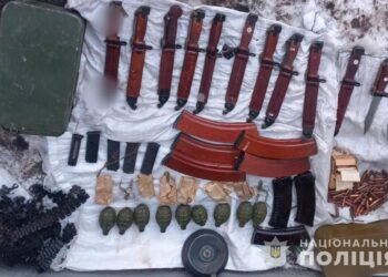 У Новомосковському районі виявили великий схрон з боєприпасами та зброєю