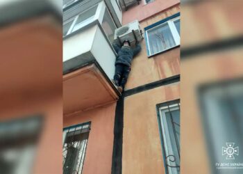 У Кривому Розі рятувальники зняли хлопчика, який висів на балконі