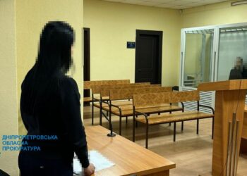 Засудили до 10 років дніпрянина, який розбещував рідних доньок та знімав із ними порно
