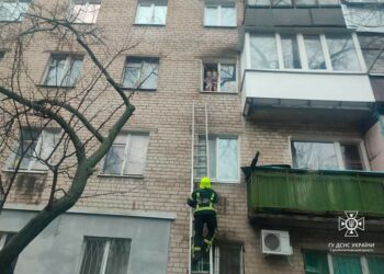 Рятувальники зняли з підвіконня квартири двох маленьких дітей, які були одні вдома