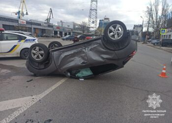 Серйозна ДТП у Дніпрі: перекинулося авто та постраждали дві водійки
