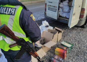 У Нікополі зупинили автівку, повну нелегального алкоголю та цигарок