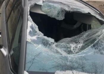 У Дніпрі вандали понівечили кілька припаркованих автівок