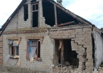 Внаслідок обстрілу Нікополя пошкоджено адмінбудівлю та будинки мирних мешканців