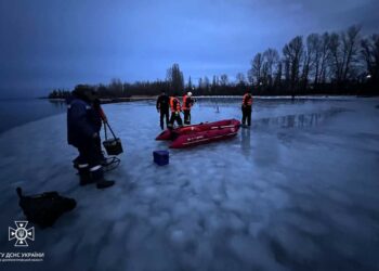 У Кам’янському районі врятували  рибалок, які дрейфували на відірваній кризі