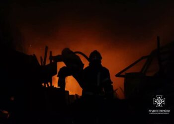 У Дніпрі рятувальники боролися із масштабною пожежею на складі